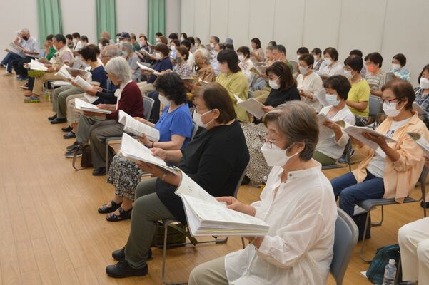 道の駅思川で歌声喫茶を楽しむ参加者