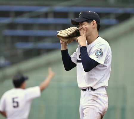 ９回、先頭打者をアウトにし、笑顔をつくって緊張をほぐす佐野松桜の先発・田所＝清原球場、森田大地撮影