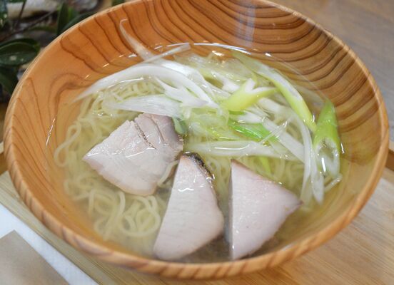 「黄金の鯛らーめん（塩）」。澄んだスープは最後の一滴まで飲み干せる