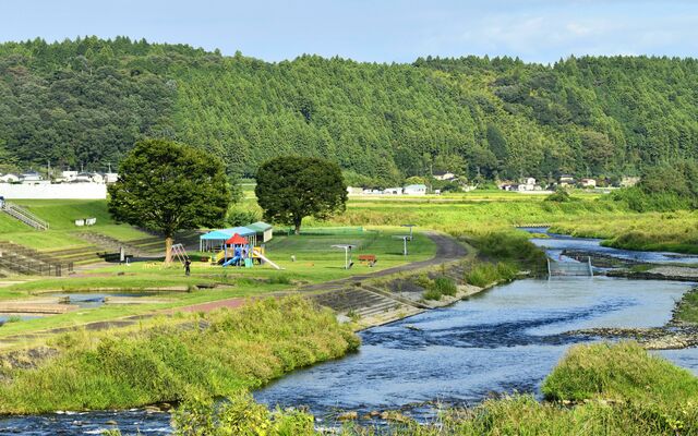荒川など自然に囲まれたキャンプ場周辺