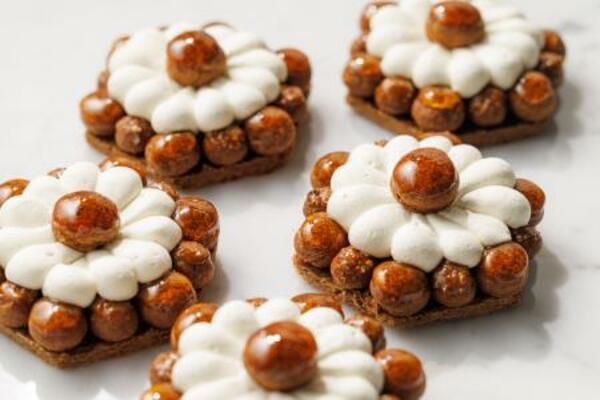　チョコレート専門店「ル・ショコラ・アラン・デュカス」の新作スイーツ「サントノレ・ショコラ」（提供写真）