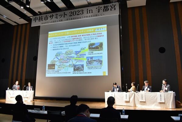 中核市サミットで宇都宮市の事例を発表する佐藤市長（右端）＝１日午後、宇都宮市内