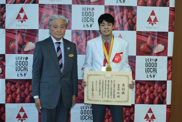 表彰状を手にする海老原さん（右）と福田知事＝８日午後、県庁