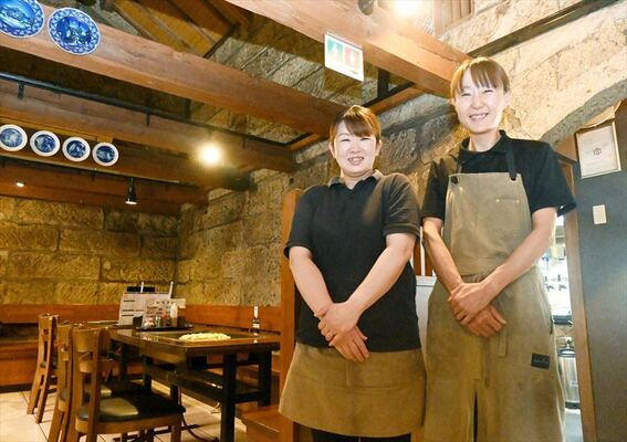 店内に立つ安納さん（右）と篠原さん