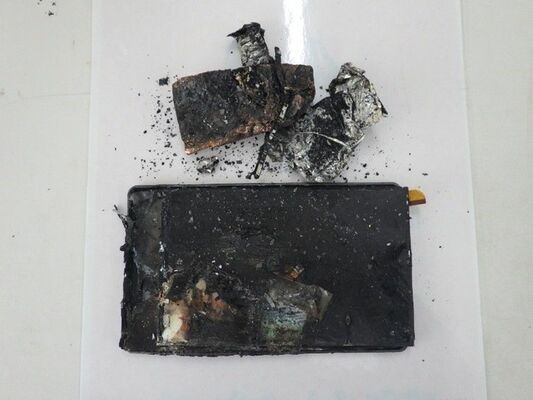 不燃ごみに混入していたタブレット端末の内蔵バッテリー。収集作業中に発火した（小山広域保健衛生組合提供）