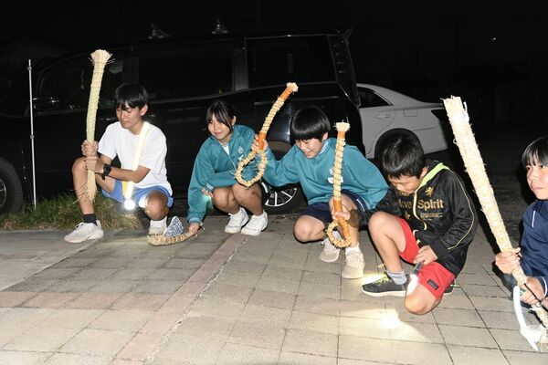 伝統行事「ワラ鉄砲」で五穀豊穣を祈願する子どもたち