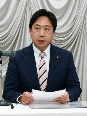立候補を表明した横井氏＝１７日、佐野市内