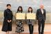 宇都宮大に作品を寄贈した松本哲男さんの妻育子さん（右から２人目）と臼井永雄さんのめい岩田さん（同３人目）＝２８日午後、宇都宮市峰町
