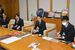 佐藤市長に抱負などを語る小坂選手（右から２人目）と沢田選手（同３人目）