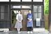 入り口に立つ店主の川原井丈之さん（右）。左は妻の静香さん