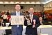 最優秀賞のカップを持つ外池社長（右）と表彰状を手にする小野杜氏＝13日午後、さいたま市
