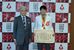 表彰状を手にする海老原さん（右）と福田知事＝８日午後、県庁