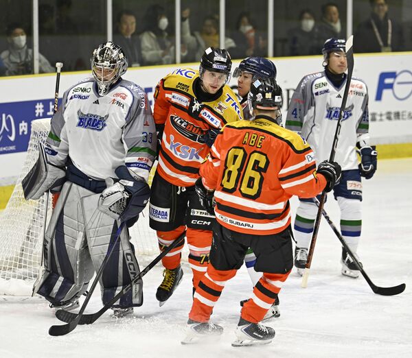 第３ピリオド３分１秒、３点目を決めたバックスのＤＦウイモネン（中央）＝日光霧降アイスアリーナ、森田大地撮影