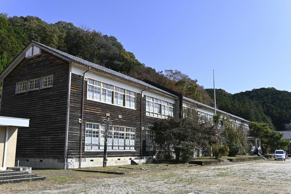 厳選した地元産の木材を活用して建てられた旧粟野中校舎