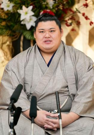 　大相撲九州場所に向け、抱負を述べる横綱大の里＝２７日、福岡市