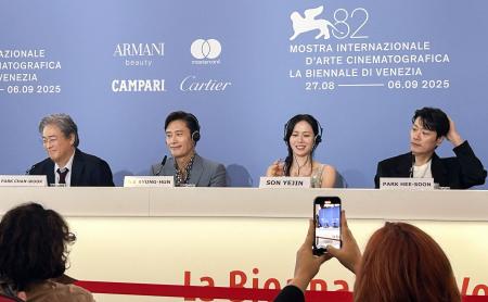 　記者会見する（左から）パク・チャヌク監督、イ・ビョンホン、ソン・イェジンら＝イタリア・ベネチア（共同）