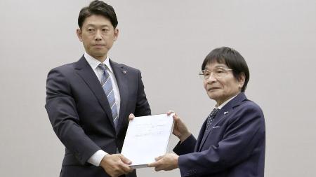 　北海道旭川市立中２女子へのいじめ問題で、再調査委員会の委員長として市長（左）に最終報告書を提出する筆者＝2024年９月