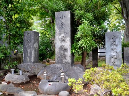 雑司ケ谷霊園にある小泉八雲の墓=東京都豊島区