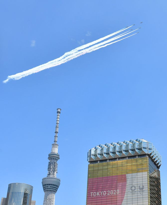 五輪開幕日に飛行した航空自衛隊の「ブルーインパルス」＝７月23日午後０時55分