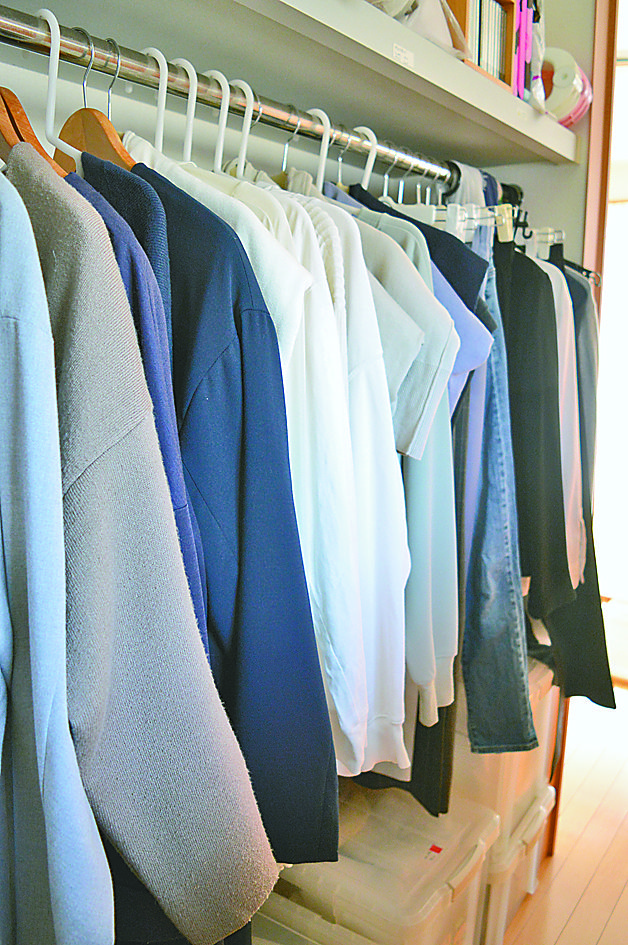 洋服は色別に収納するとコーディネイトも楽に