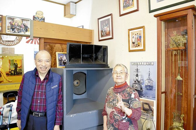 店主の猪瀬敬司さん夫妻。現在も修理にいそしむ傍ら趣味のオーディオにも熱中しています