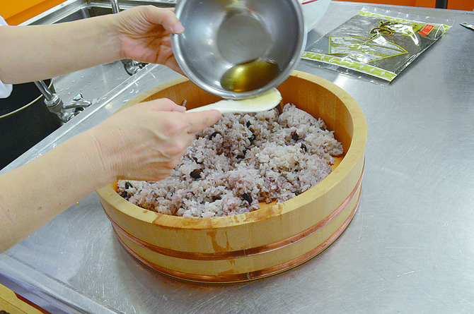 黒豆ご飯にすし酢を混ぜるとピンク色できれいに