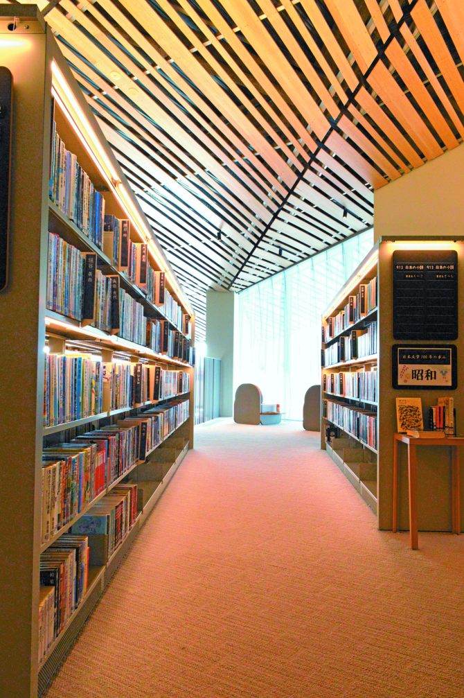 那須塩原市図書館みるる。２階は多面体のルーバー天井が広がる「森の中の図書館」です。まるで木立の下にいるような感覚に。知の森で「深呼吸」してみますか