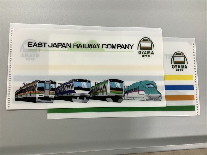 千円以上購入者にプレゼントされる小山駅オリジナルマルチケース。１日先着100人限定。