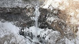 寒波が織りなす絶景　奥日光「華厳の滝」一部が凍る【動画】