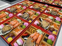 正月を待つ縁起物　おせち作り最盛期　具材は53種類、色鮮やかに箱詰め　…