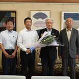 日光産リンドウ出荷を知事に報告　JAかみつが花き部会が表敬訪問