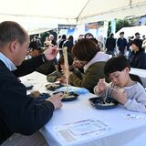 鹿沼で10日まで「そば天国」　人気店など８ブースで自慢の味食べ比べ　初日はそばファンら行列
