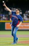 大リーグ、斎藤隆さんが始球式