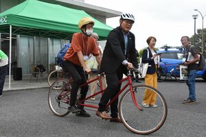 タンデム自転車を体験する原さん（写真左）＝30日午後１時10分、宇都宮大陽東キャンパス内
