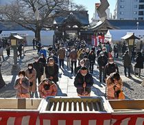 収束願い静かに初詣　宇都宮二荒山神社