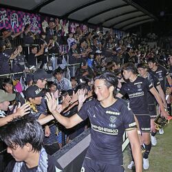 栃木シティ３連勝で３位維持　サポーター２千人が歓声送る　下野新聞社スペシャルマッチ