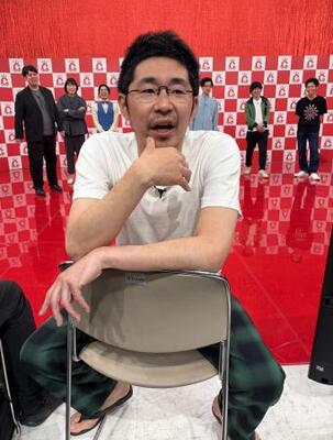 　記者と膝詰めで語る「しずる」の池田一真＝東京・赤坂のＴＢＳ