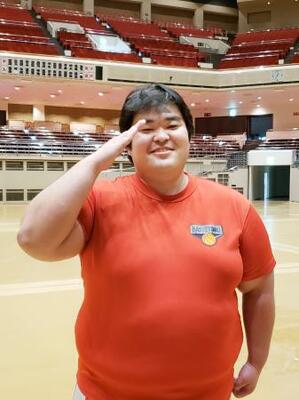　新弟子運動能力検査を受検、敬礼でポーズをとる海上自衛隊出身の宇座＝１３日、両国国技館