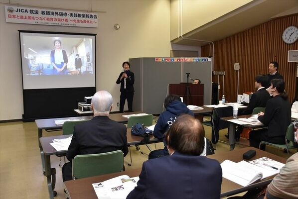海外研修に参加した教諭が体験や授業を発表した報告会＝24日午後、宇都宮市本町