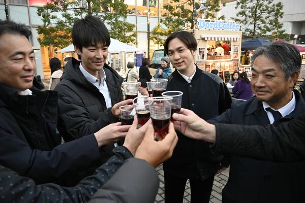 ボージョレ・ヌーボーで乾杯する来場者