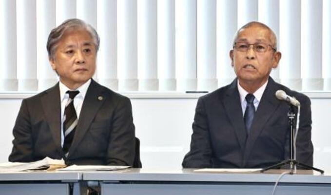 　記者会見する原告の男性（右）と小宮和彦弁護士＝１２日午後、福岡市