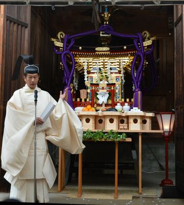令和神輿の竣功祭であいさつする沼部宮司
