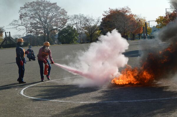 消火器を使って消火活動をする出場者