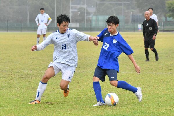 後半40分、鹿沼のＭＦ平田（右）がシュートを放つ＝県総合運動公園サッカー場、鈴木航撮影