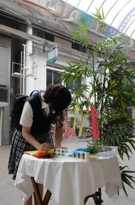 オリオン通りに設置されている短冊と笹