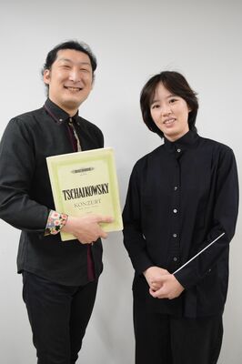 指揮する榊󠄀（右）とピアノの阿久澤