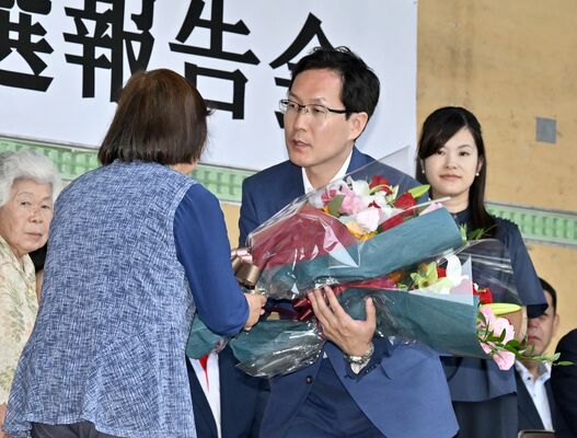 無投票再選が決まり、花束を受け取る坂村哲也氏=5日午後5時50分、下野市下石橋、広瀬華撮影