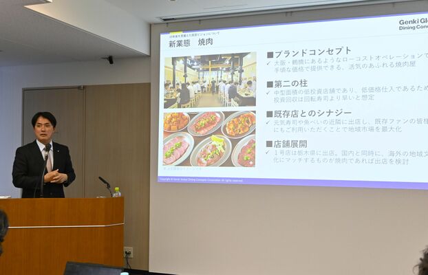 焼く肉店業態への参入を説明する藤尾益造社長=26日午後、東京都