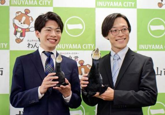 愛知県犬山市に「木曽川鵜飼」の鵜匠として採用された田原尚舞さん(右)と河村謙太さん=1日午前、犬山市役所