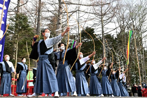 勇ましい掛け声とともに矢を放つ弓道家＝４日午前１０時４５分、日光市中宮祠